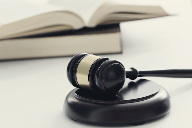 沉木放在鱼缸里水发黄怎么办